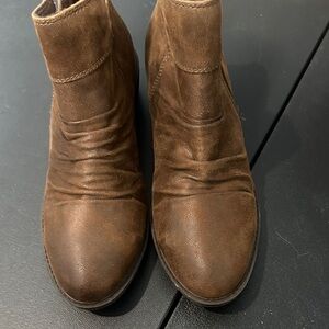BareTraps Sam Distressed Brown Zip up Ankle Booties with non slip sole size 7 M